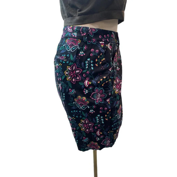 Floral‎ Shorts - Picture 3 of 5